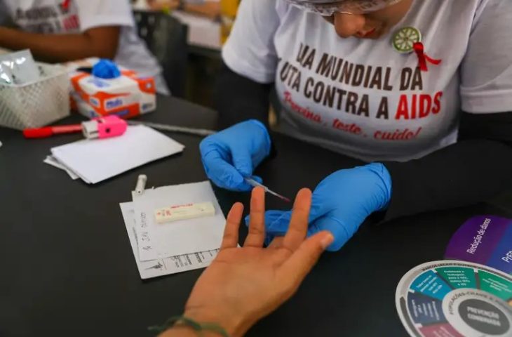 Guaicurus News - Dezembro Vermelho reforça prevenção, testagem e cuidado contínuo às pessoas vivendo com HIV/AIDS em MS