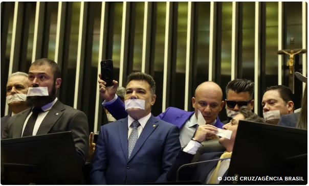 Guaicurus News - Oposição pernoita nos plenários do Congresso para impedir trabalhos