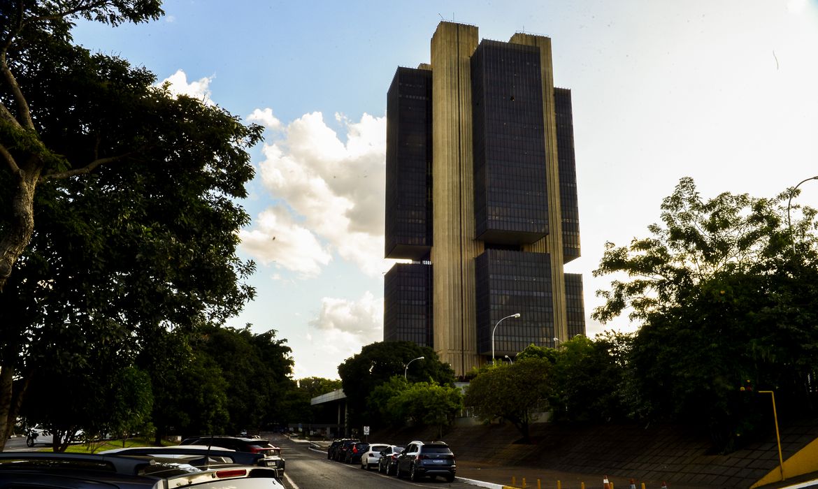 Guaicurus News - Juros cobrados pelos bancos chegam a 43,7% ao ano em fevereiro