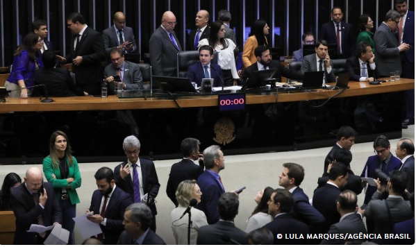 Guaicurus News - Câmara derruba voto secreto em PEC da Blindagem por falta de quórum
