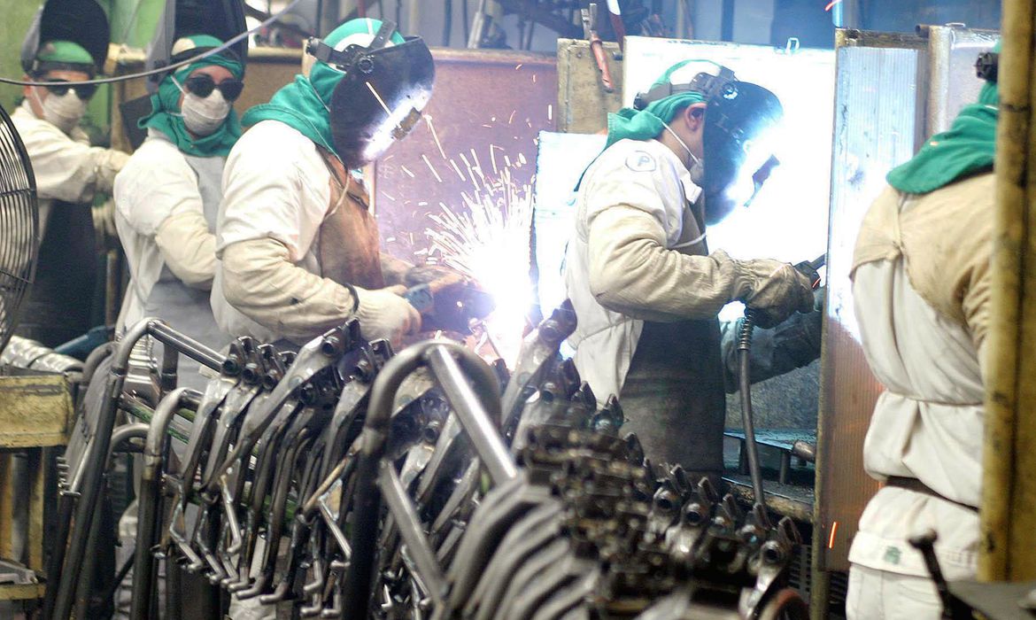 Guaicurus News - Produção industrial recua 0,2% em julho e acumula efeitos do juro alto