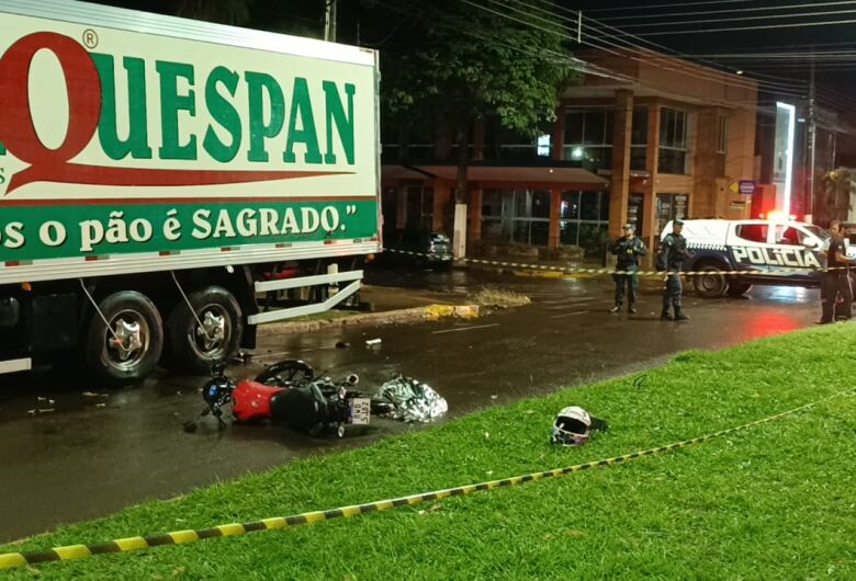 Guaicurus News - Jovem bate moto na traseira de caminhão estacionado e morre em Dourados