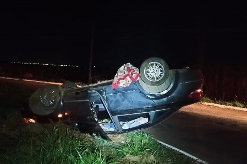 Guaicurus News - Carro capota e deixa dois feridos entre Nova Andradina e Taquarussu