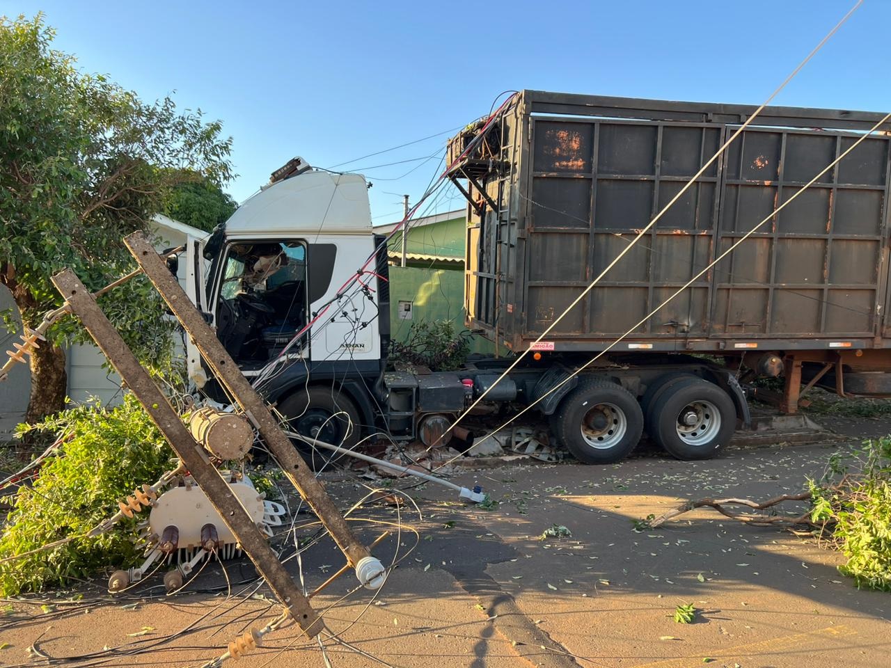 Guaicurus News - Carreta desgovernada derruba postes em Nova Andradina