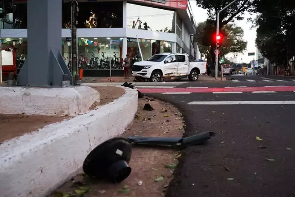 Guaicurus News - Motociclista morre após avançar sinal vermelho e ser atingido por caminhonete em Campo Grande