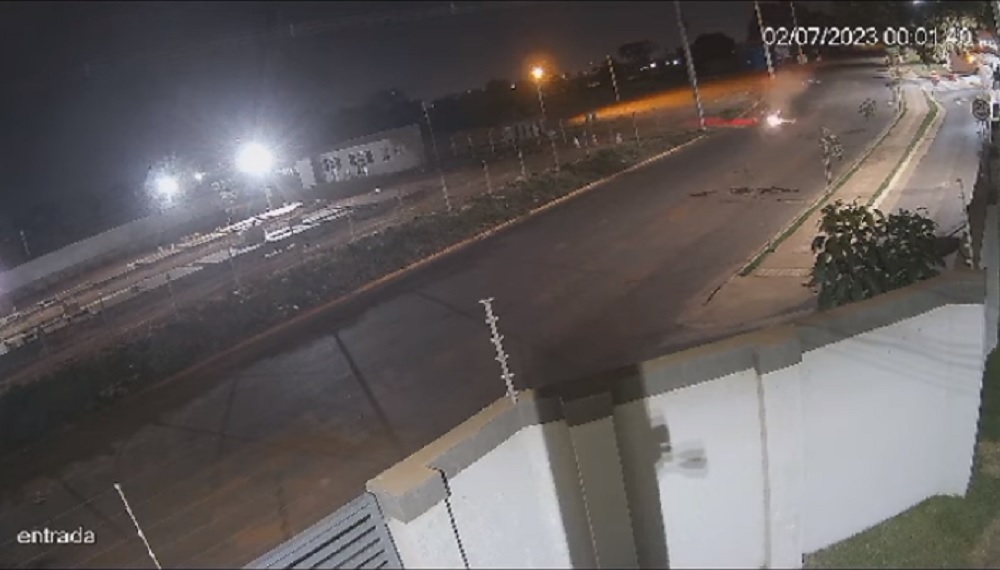 Guaicurus News - Motocicleta bate em poste e mata duas pessoas na Vila Nasser (vídeo)
